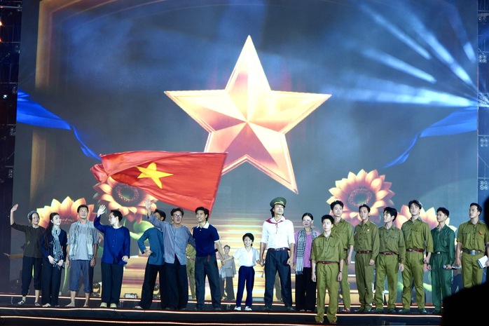 Dàn sao ba phim trăm tỉ đồng "đốt cháy" sân khấu khai mạc Liên hoan phim Việt Nam XXIV - Ảnh 9.