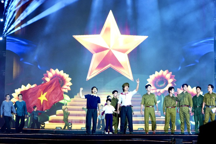 Dàn sao ba phim trăm tỉ đồng "đốt cháy" sân khấu khai mạc Liên hoan phim Việt Nam XXIV - Ảnh 8.