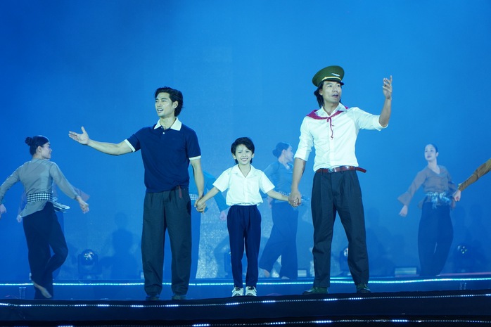 Dàn sao ba phim trăm tỉ đồng "đốt cháy" sân khấu khai mạc Liên hoan phim Việt Nam XXIV - Ảnh 10.