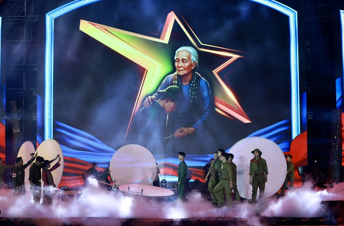 Dàn sao ba phim trăm tỉ đồng "đốt cháy" sân khấu khai mạc Liên hoan phim Việt Nam XXIV - Ảnh 13.