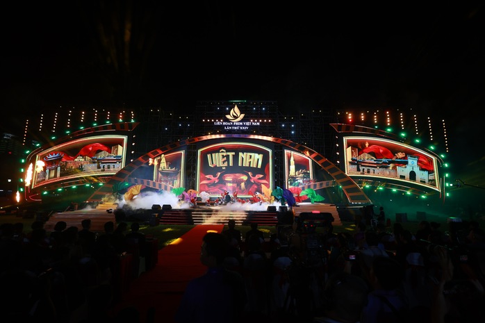 Dàn sao ba phim trăm tỉ đồng "đốt cháy" sân khấu khai mạc Liên hoan phim Việt Nam XXIV - Ảnh 3.
