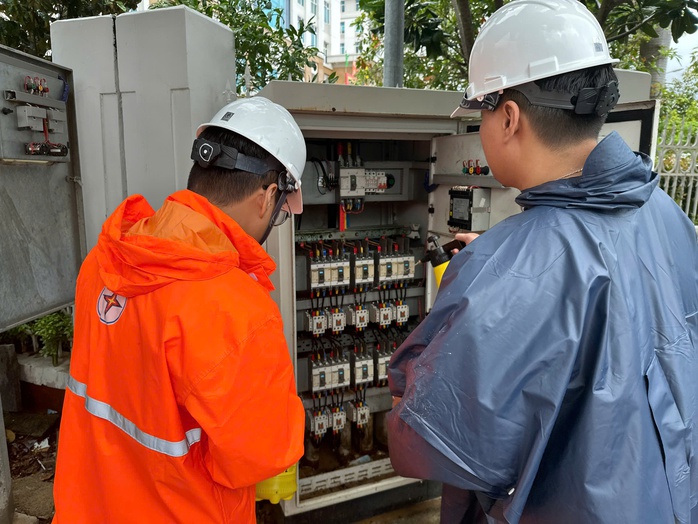 Khôi phục điện cho 881 . 000 Khách hàng miền Trung sau mưa lũ nghiêm trọng - Ảnh 10.