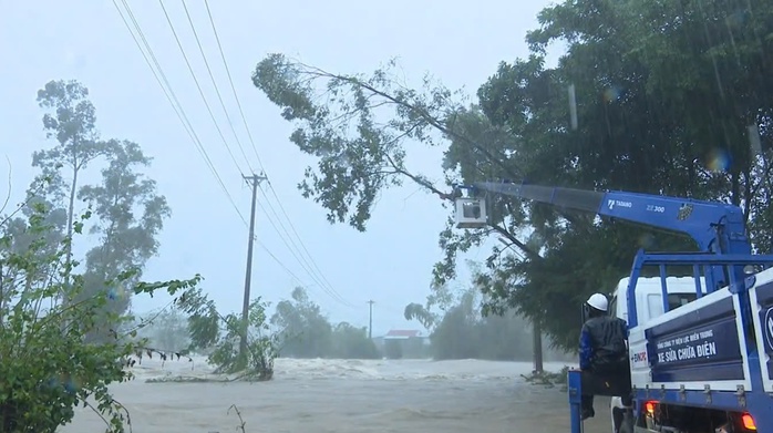 Khôi phục điện cho 881 . 000 Khách hàng miền Trung sau mưa lũ nghiêm trọng - Ảnh 11.