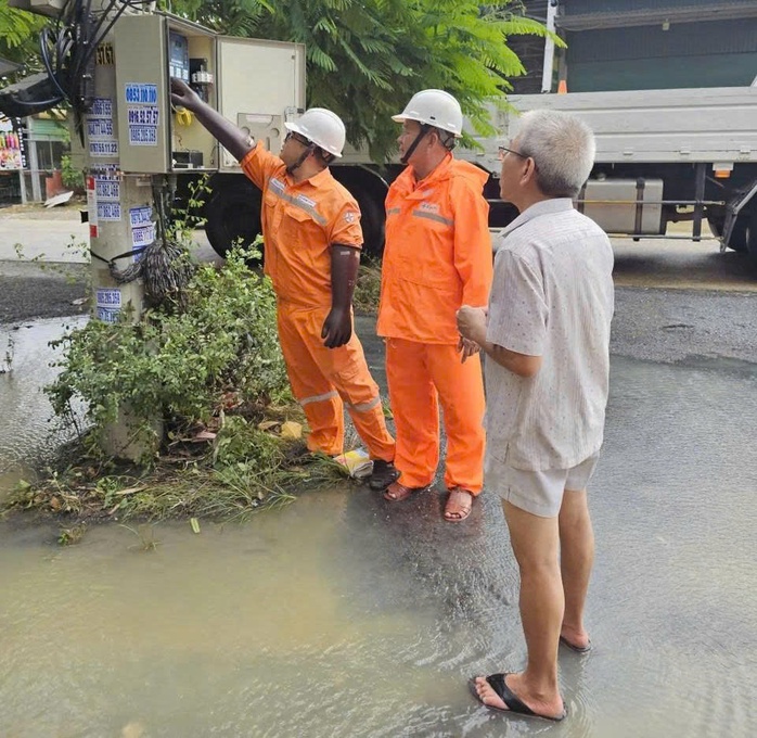 Khôi phục điện cho 881 . 000 Khách hàng miền Trung sau mưa lũ nghiêm trọng - Ảnh 3.