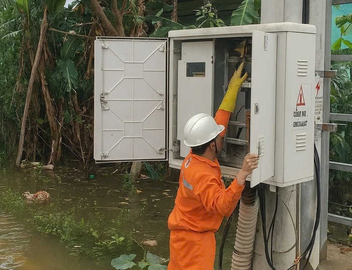 Khôi phục điện cho 881 . 000 Khách hàng miền Trung sau mưa lũ nghiêm trọng - Ảnh 4.