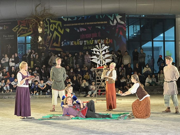 "Mối tình thi vị" – Khi sân khấu bước ra đường phố để chạm vào trái tim cộng đồng - Ảnh 1.