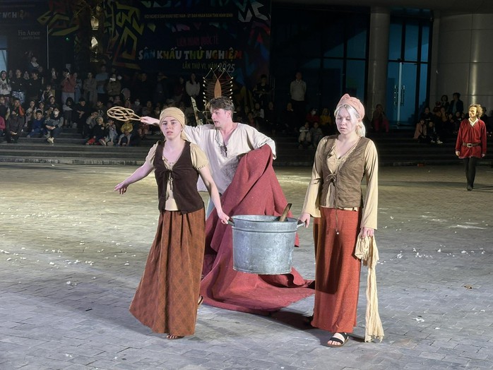 "Mối tình thi vị" – Khi sân khấu bước ra đường phố để chạm vào trái tim cộng đồng - Ảnh 4.