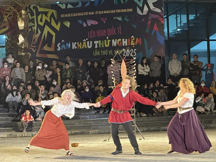 "Mối tình thi vị" – Khi sân khấu bước ra đường phố để chạm vào trái tim cộng đồng - Ảnh 5.