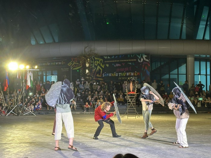 "Mối tình thi vị" – Khi sân khấu bước ra đường phố để chạm vào trái tim cộng đồng - Ảnh 7.