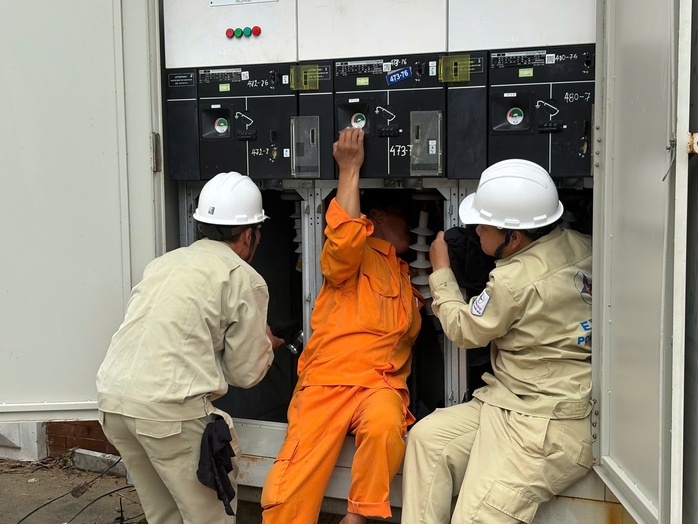 Khôi phục điện cho 881 . 000 Khách hàng miền Trung sau mưa lũ nghiêm trọng - Ảnh 1.