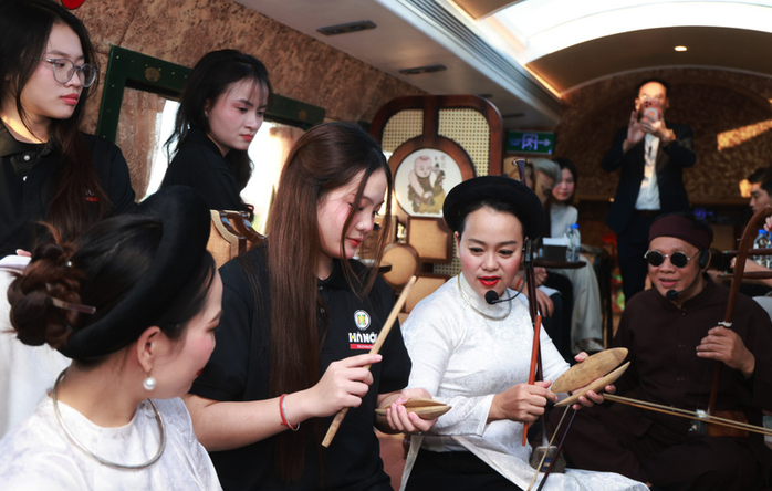 "Tiếng h&aacute;t H&agrave; Nội" vang l&ecirc;n tr&ecirc;n đo&agrave;n t&agrave;u "H&agrave; Nội 5 cửa &ocirc;" - Ảnh 2.