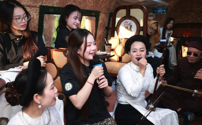 "Tiếng h&aacute;t H&agrave; Nội" vang l&ecirc;n tr&ecirc;n đo&agrave;n t&agrave;u "H&agrave; Nội 5 cửa &ocirc;" - Ảnh 1.