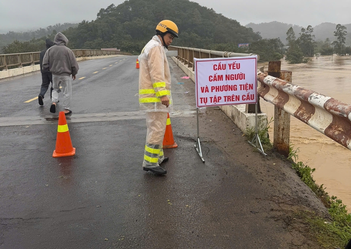 Đắk Lắk cấm lưu thông qua cầu Giang Sơn do sạt lở hàm ếch nghiêm trọng - Ảnh 2.