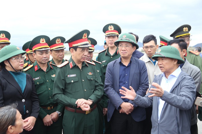 Đại tướng Phan Văn Giang: Không để người dân vùng lũ bị bỏ lại phía sau - Ảnh 2.