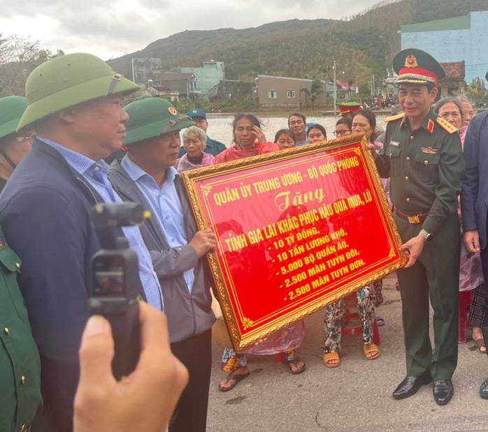 Đại tướng Phan Văn Giang: Không để người dân vùng lũ bị bỏ lại phía sau - Ảnh 1.