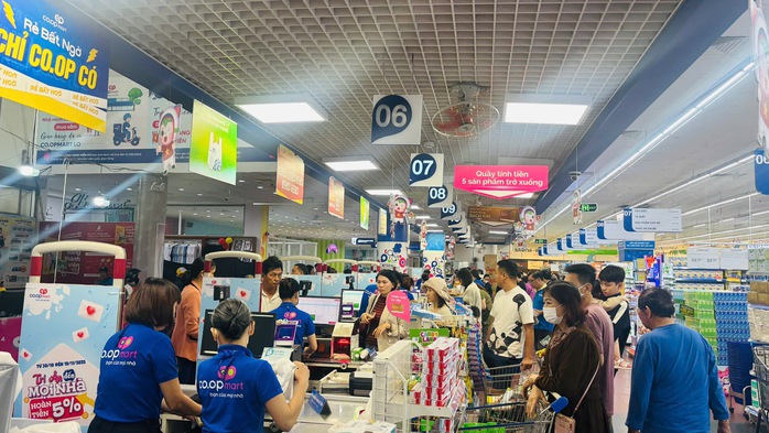 Người dân Gia Lai đỏ mắt tìm rau xanh giữa mùa ngập lụt - Ảnh 2. Người dân Gia Lai đỏ mắt tìm rau xanh giữa mùa ngập lụt - Ảnh 2.