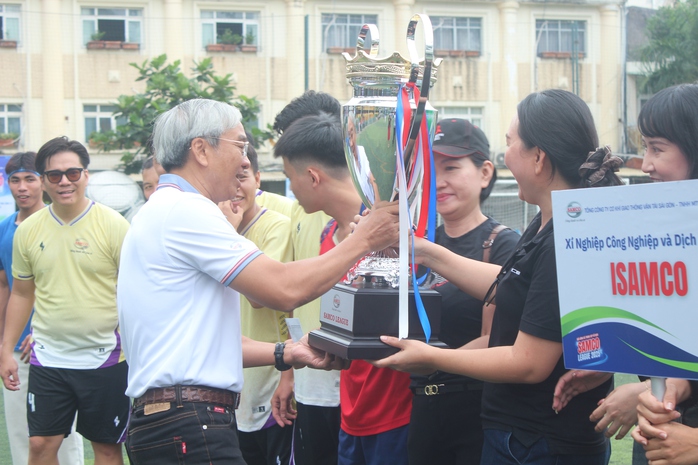 Xí Nghiệp Isamco và Bệnh viện Răng Hàm Mặt cùng đoạt cúp vô địch SAMCO LEAGUE 2025 - Ảnh 1.