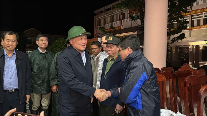 Phó Thủ tướng nguyễn hòa bình thăm hỏi người dân vùng lũ và hỗ trợ nhu yếu phẩm - Ảnh 3. Phó Thủ tướng nguyễn hòa bình thăm hỏi người dân vùng lũ và hỗ trợ nhu yếu phẩm - Ảnh 3.