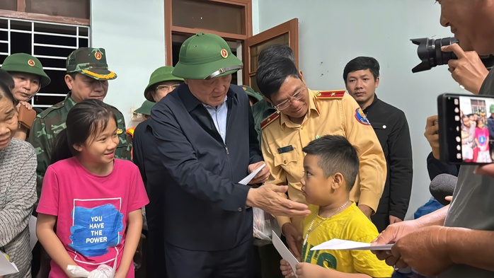 Phó Thủ tướng nguyễn hòa bình thăm hỏi người dân vùng lũ và hỗ trợ nhu yếu phẩm - Ảnh 1. Phó Thủ tướng nguyễn hòa bình thăm hỏi người dân vùng lũ và hỗ trợ nhu yếu phẩm - Ảnh 1.