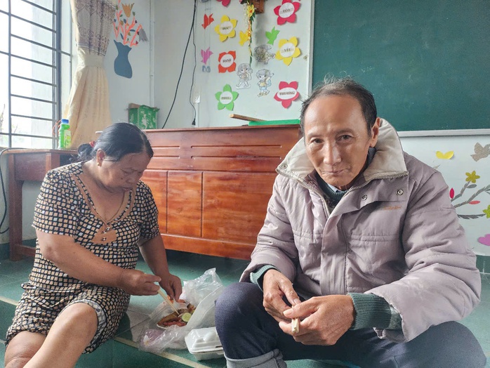 Khoảnh khắc sinh tử của vợ chồng già giữa dòng lũ dữ ở Đắk Lắk - Ảnh 1. Khoảnh khắc sinh tử của vợ chồng già giữa dòng lũ dữ ở Đắk Lắk - Ảnh 1.