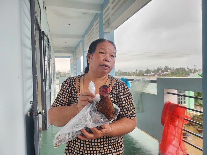 Khoảnh khắc sinh tử của vợ chồng già giữa dòng lũ dữ ở Đắk Lắk - Ảnh 2. Khoảnh khắc sinh tử của vợ chồng già giữa dòng lũ dữ ở Đắk Lắk - Ảnh 2.