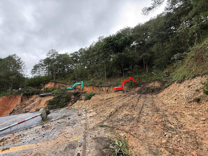 Khẩn trương khắc phục thiệt hại hạ tầng giao thông - Ảnh 1.