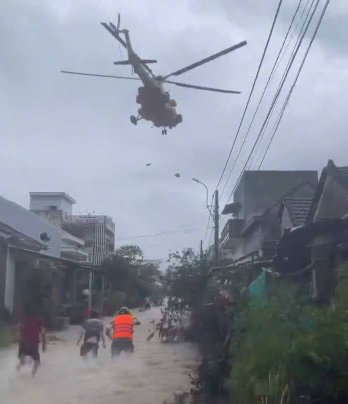 Trực thăng tiếp tế nhu yếu phẩm cho người dân bị cô lập do lũ lụt - Ảnh 1.