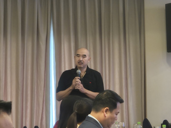 Đạo diễn Bùi Thạc Chuyên: "Ngừng quay vì người dân hát karaoke" - Ảnh 1.