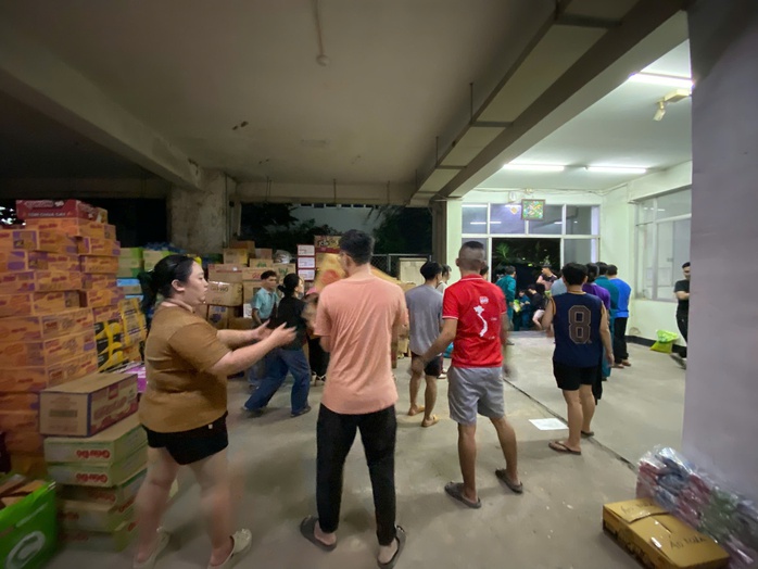 Kêu gọi khẩn cấp tình nguyện viên hỗ trợ tại các điểm tiếp nhận vật phẩm cứu trợ - Ảnh 3.
