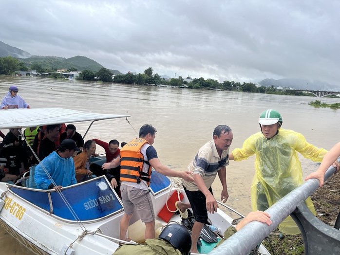 Miền Trung cần lắm những tấm lòng sẻ chia - Ảnh 1. Miền Trung cần lắm những tấm lòng sẻ chia - Ảnh 1.