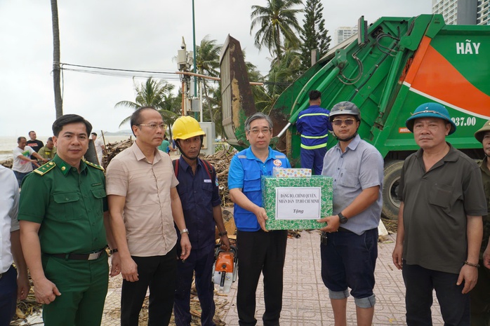 TP HCM dốc sức hỗ trợ Khánh Hòa tái thiết sau lũ - Ảnh 1. TP HCM dốc sức hỗ trợ Khánh Hòa tái thiết sau lũ - Ảnh 1.