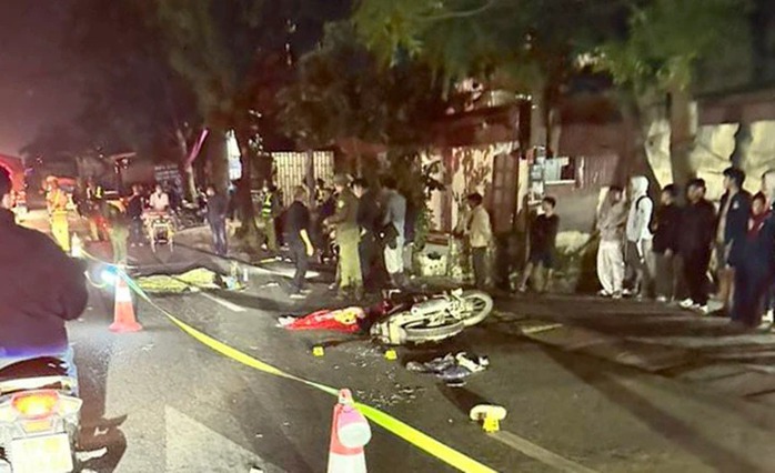 Xe máy chở 3 va chạm xe đầu kéo tại Hưng Yên khiến 2 mẹ con tử vong thương tâm - Ảnh 1.