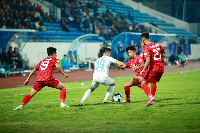 Nguyễn Xuân Son "tịt ngòi", Nam Định FC vẫn vào tứ kết Cúp Quốc gia - Ảnh 1.