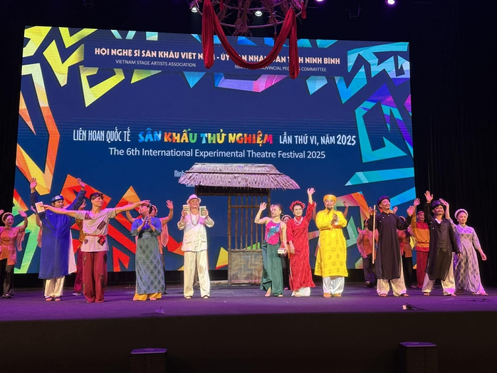 "Nghêu Sò Ốc Hến" được kể bằng nghệ thuật xiếc, tạo tiếng cười trong không gian thử nghiệm - Ảnh 6.