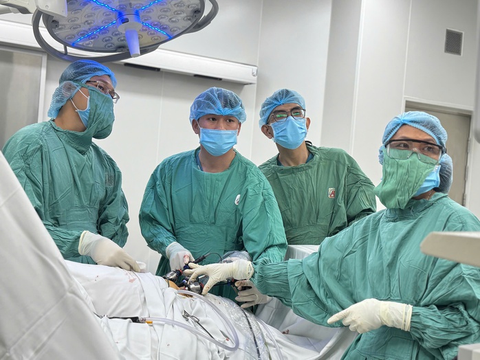 Đau lưng kéo dài, người đàn ông phát hiện 2 loại ung thư - Ảnh 1.