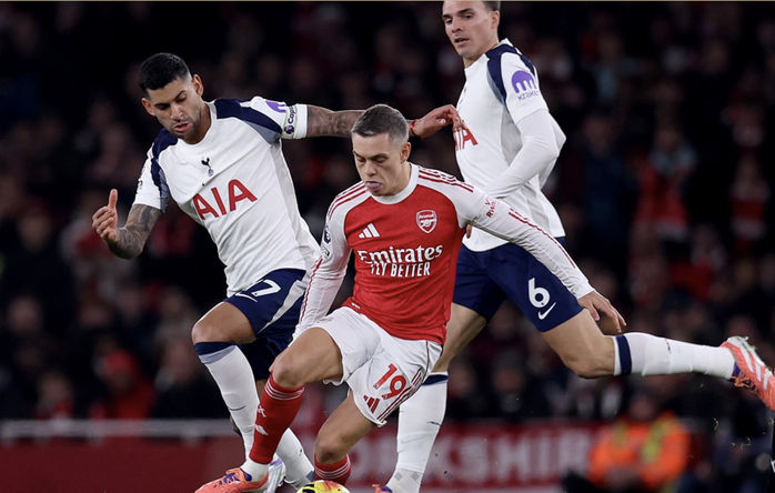 Eze Eberechi lập hat-trick lịch sử, Arsenal đại thắng derby London - Ảnh 1.