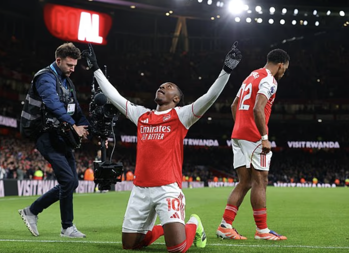 Eze Eberechi lập hat-trick lịch sử, Arsenal đại thắng derby London - Ảnh 6.