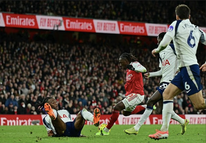 Eze Eberechi lập hat-trick lịch sử, Arsenal đại thắng derby London - Ảnh 3.