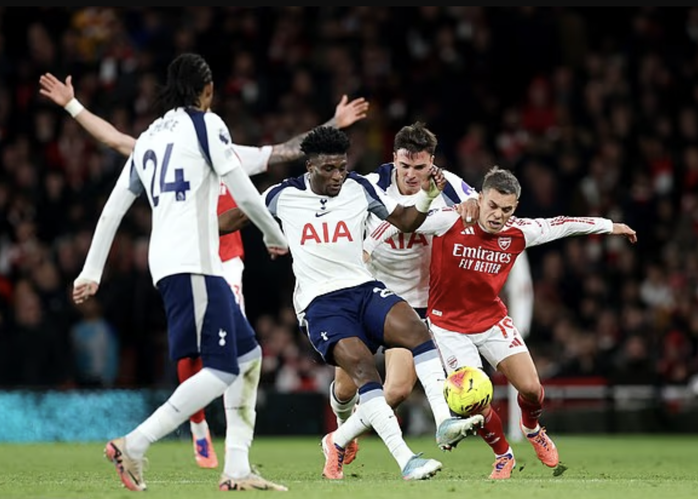 Eze Eberechi lập hat-trick lịch sử, Arsenal đại thắng derby London - Ảnh 2.