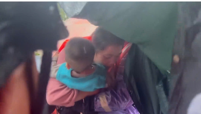 Bí thư đảng ủy xã hòa Thịnh lên tiếng về thông tin sai sự thật sau lũ lụt - Ảnh 1.