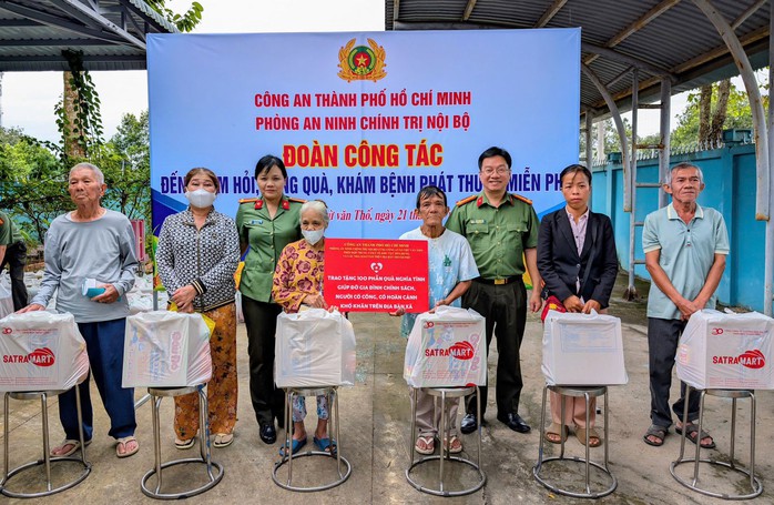 Công an TPHCM phối hợp khám chữa bệnh, tặng quà cho người có công - Ảnh 1.