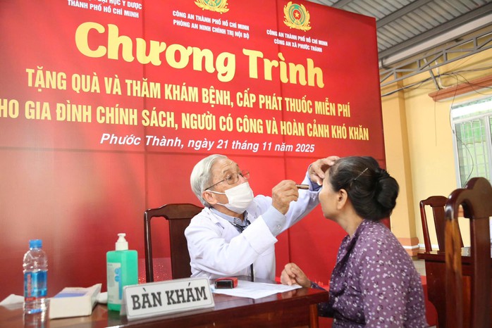 Công an TPHCM phối hợp khám chữa bệnh, tặng quà cho người có công - Ảnh 5.