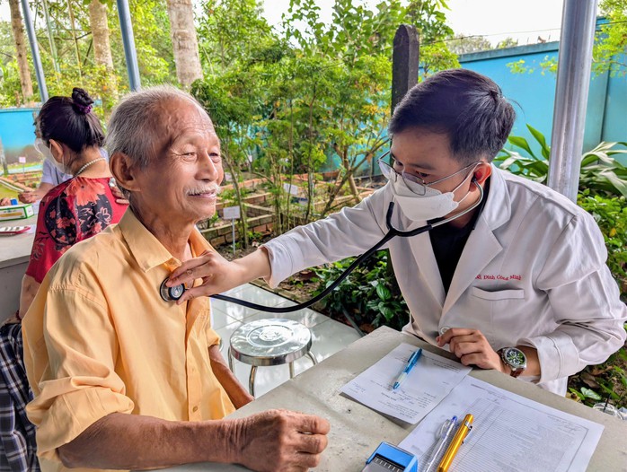 Công an TPHCM phối hợp khám chữa bệnh, tặng quà cho người có công - Ảnh 3.