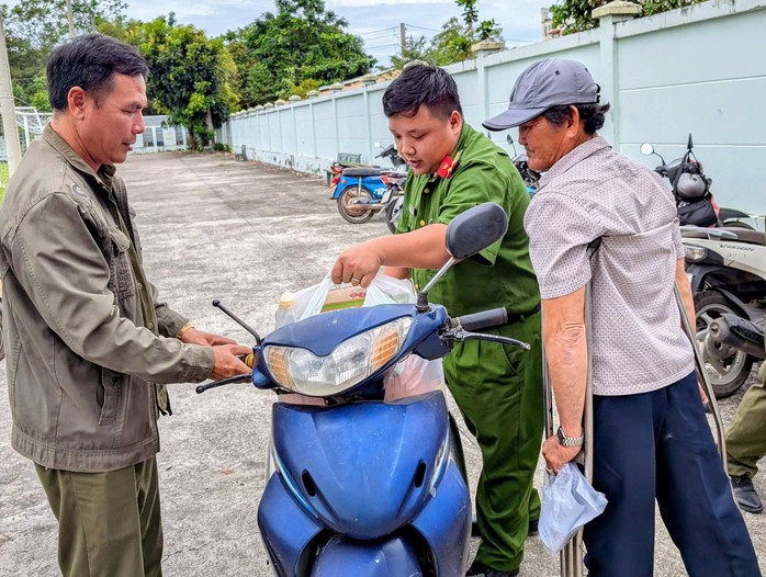 Công an TPHCM phối hợp khám chữa bệnh, tặng quà cho người có công - Ảnh 2.