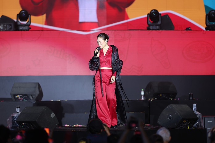 Mỹ Tâm tại The Jolly Day: Thông điệp "Miền Trung cố lên" gây xúc động - Ảnh 2.