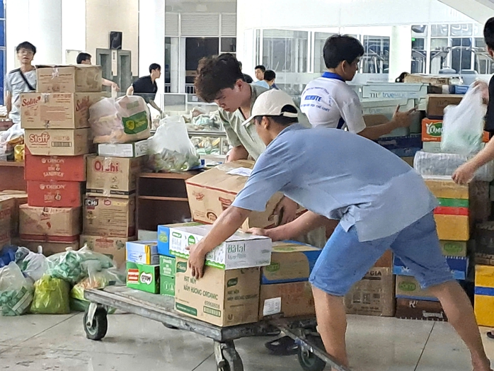 Kêu gọi khẩn cấp tình nguyện viên hỗ trợ tại các điểm tiếp nhận vật phẩm cứu trợ - Ảnh 5.