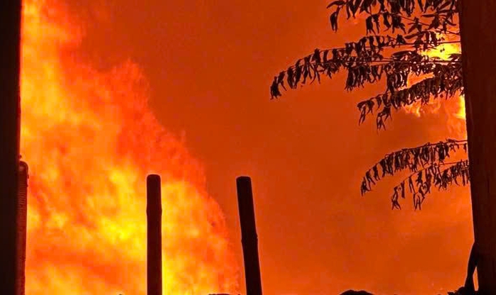 Cháy lớn lúc rạng sáng ở phường Tân Thới Hiệp, TPHCM - Ảnh 2.