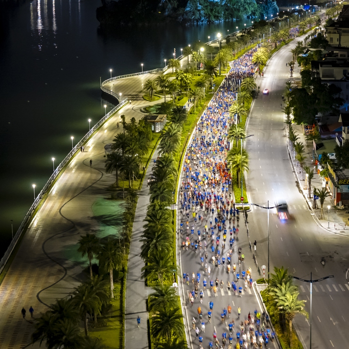 "Mưa" kỷ lục tại Giải Marathon Quốc tế Di Sản Hạ Long 2025 - Ảnh 1.