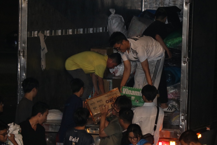 Kêu gọi khẩn cấp tình nguyện viên hỗ trợ tại các điểm tiếp nhận vật phẩm cứu trợ - Ảnh 4.