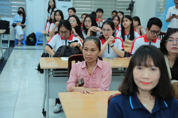 Hơn 1,6 tỷ đồng tiếp sức cho sinh viên khó khăn - Ảnh 3.